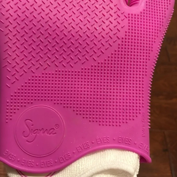 Sigma Makeup Brush Cleaner Glove - Picture 5 of 12